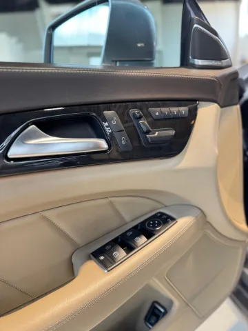 Foto Mercedes CLS 2011 - Splendida Mercedes-Benz CLS 500 V8 (300 kW / 408 CV) del 2011