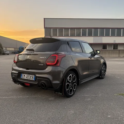 Foto Suzuki Swift 2023 - SUZUKI SWIFT SPORT HYBRID