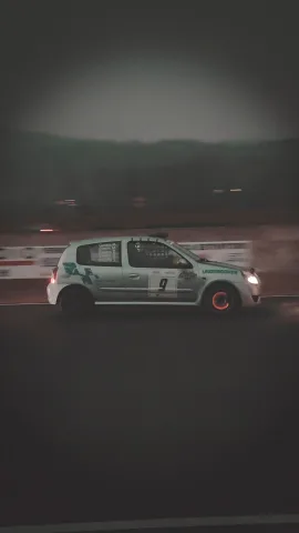 Foto Renault Clio RS 2002 - Clio 2 RS Ph2 - preparata endurance - Ricambi a corredo - motore da riparare