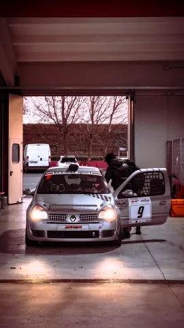 Foto Renault Clio RS 2002 - Clio 2 RS Ph2 - preparata endurance - Ricambi a corredo - motore da riparare
